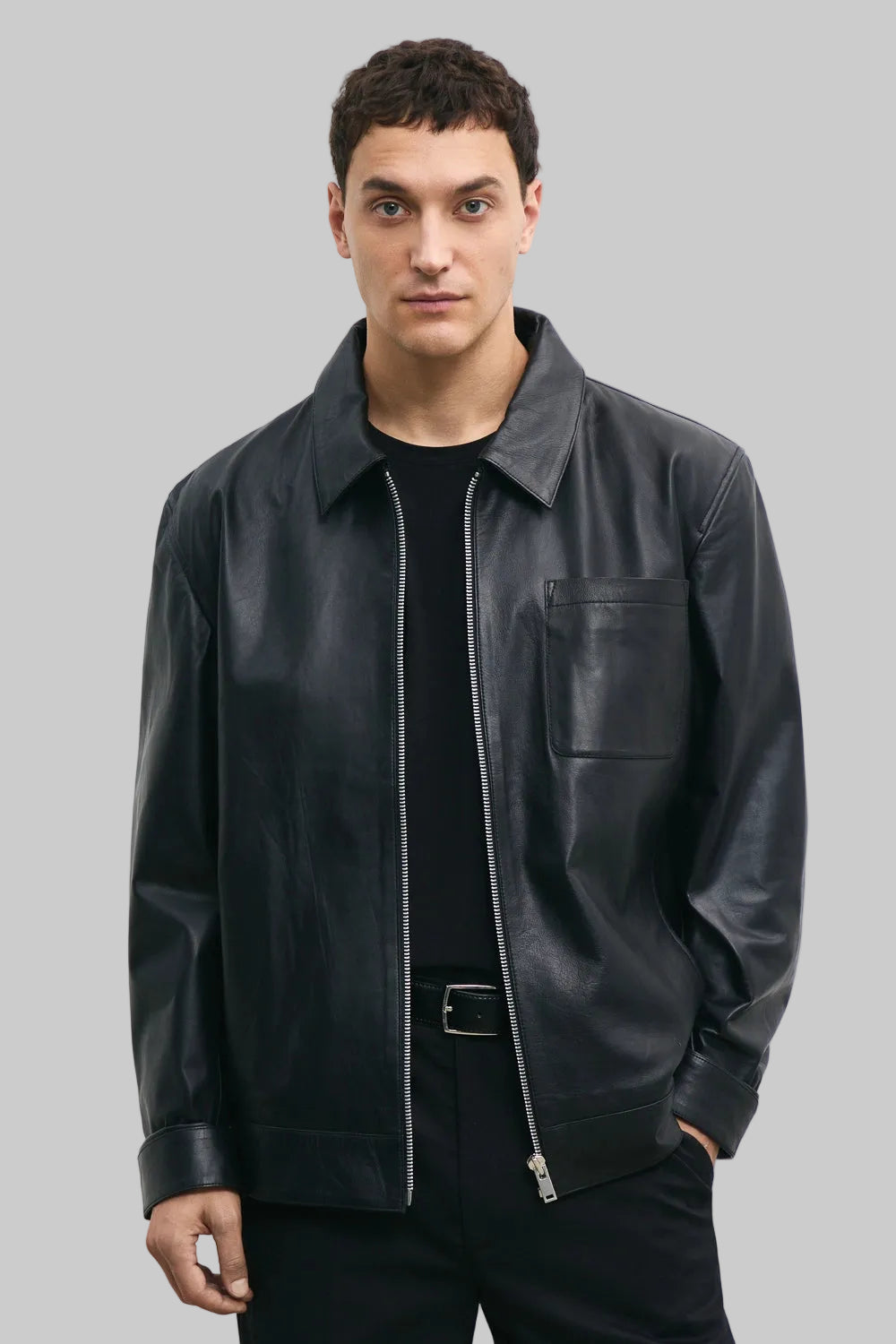 FRONT ZOOM POSE
Men's black leather jacket made from premium full grain leather with front zipper closure, classic collar, and modern minimalist design by LEATHERTEXEU.